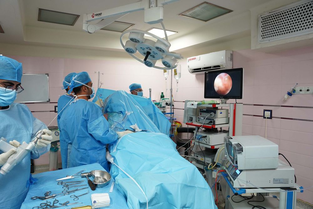 Equipo médico durante un procedimiento laparoscópico