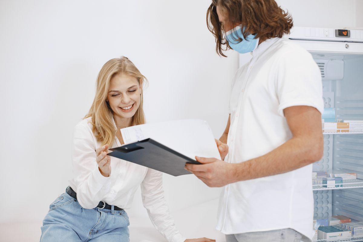 Médica realizando una revisión clínica