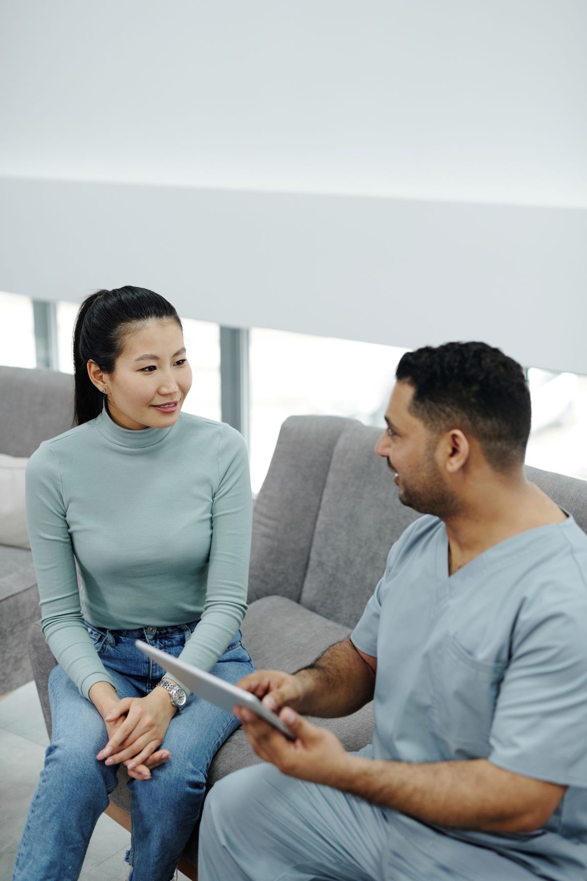 Paciente conversa con un profesional de salud durante una consulta