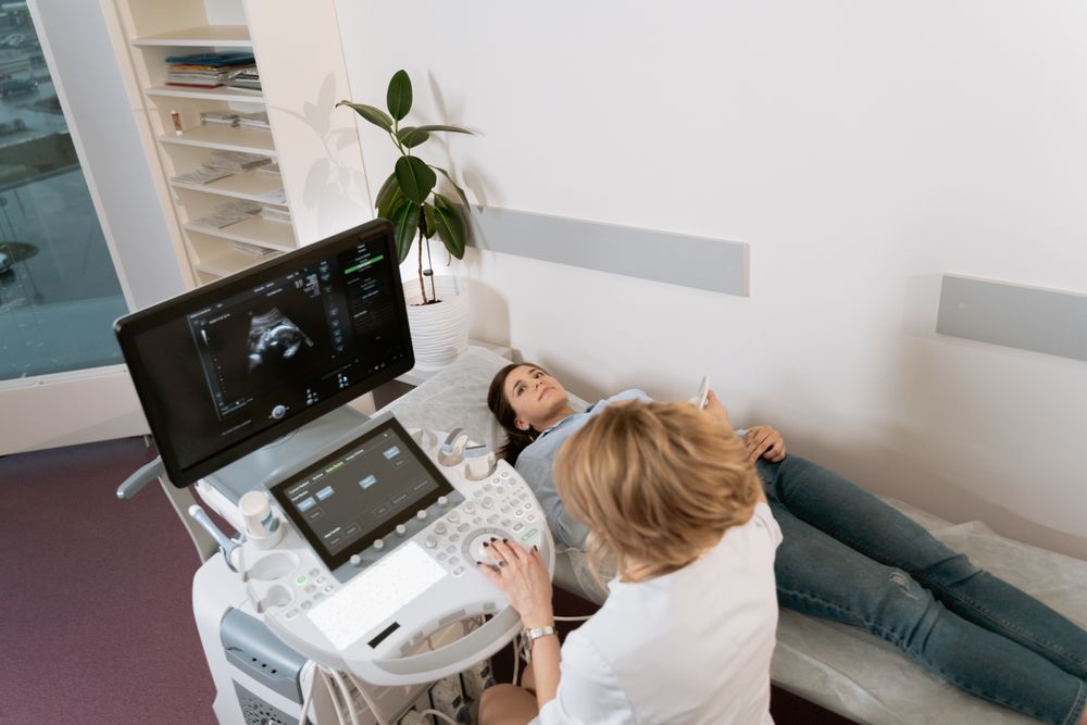 Ultrasonido ginecológico durante una consulta médica